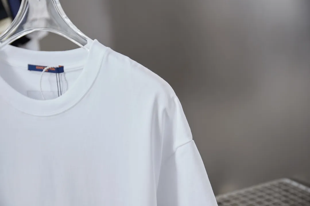 🅿️190 1V 25SS early spring new style Colorful digital LV lettering short sleeves Light luxury essential item for daily commuting for men and women Correct version Welcome to compare Detailed features · 320g 100% pure cotton double yarn jersey fabric · Special thickened 32 pieces of double-strand 1X1 thread in the same cylinder custom dyeing · Positioned color digital LV lettering printing · Double needle stitching and cross-stitching technology · Original main mark, washed tag, brand moisture-proof paper packaging Color: black/white Size: S/M/L/XL